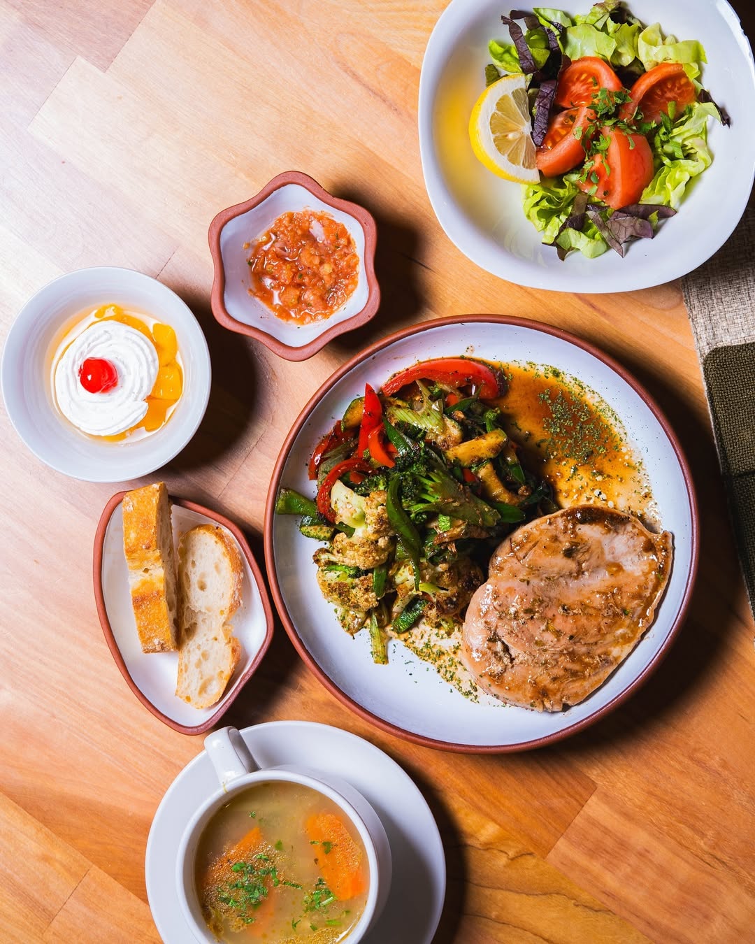 Menú del día de Taruka Bistró: fondo, ensalada, consomé, pan y postre